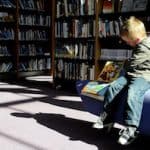 Espace scolaire de Fréquence Lire : enfant lecteur entouré de livres