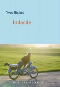 Couverture du livre de Yves Bichet : Indocile cheez Mercure de France - Où l'on voit un homme roulant sur une moto, sans casque, un paysage de plaine verte en arrière plan. 